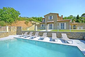 Holiday Home in Cortona With Pool & Valley Views