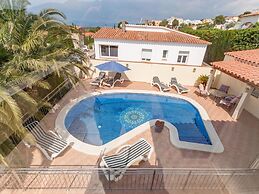 Luxurious Apartment in Roses With Swimming Pool
