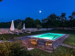 Spacious Villa in Tinjan With Pool