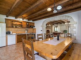 Spacious Villa in Tinjan With Pool