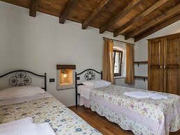 Spacious Villa in Tinjan With Pool