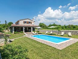 Spacious Villa in Tinjan With Pool