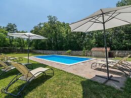 Spacious Villa in Tinjan With Pool