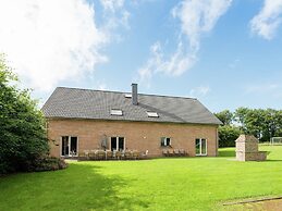 Spacious Retreat by Lake