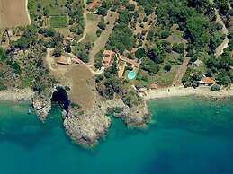 Mansion in Capo Vaticano Near the Beach