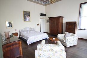 Venice Region Castle With Garden Views