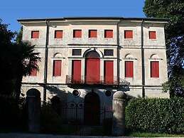 Castle in Romano D'ezzelino With Garden