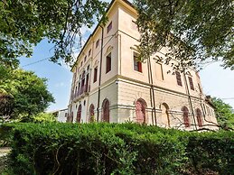 Castle in Romano D'ezzelino With Garden