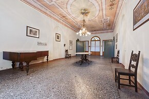 Castle in Romano D'ezzelino With Garden
