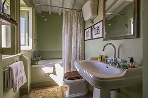 Romantic Retreat With Pool