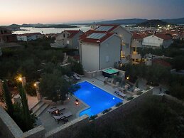 Apartment in Murter With Pool & Bubble Bath