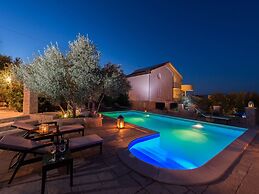 Apartment in Murter With Pool & Bubble Bath