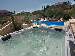 Apartment in Murter With Pool & Bubble Bath