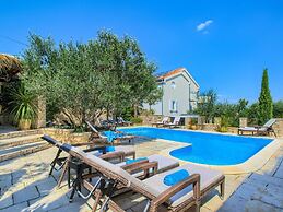Apartment in Murter With Pool & Bubble Bath