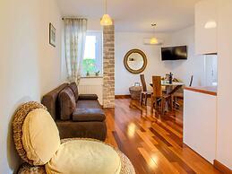 Apartment in Murter With Pool & Bubble Bath