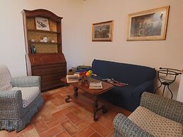 Spacious Tuscan Farmhouse
