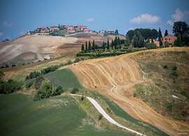 Spacious Tuscan Farmhouse