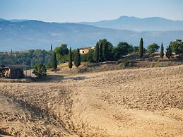 Spacious Tuscan Farmhouse
