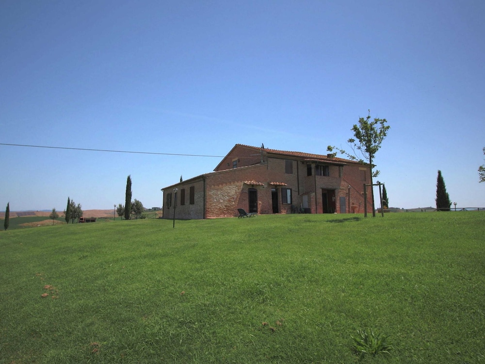 Spacious Tuscan Farmhouse