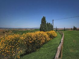 Spacious Tuscan Farmhouse