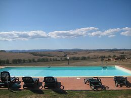 Spacious Tuscan Farmhouse