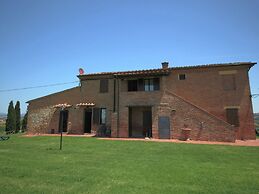 Spacious Tuscan Farmhouse