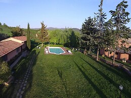 Tuscan Hideaway With Pool