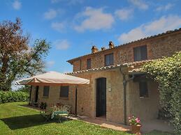 Farmhouse in Proceno With Panoramic Pool