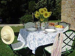 Farmhouse in Proceno With Panoramic Pool
