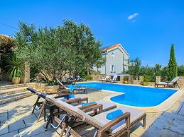 Apartment on Murter With Pool and Jacuzzi