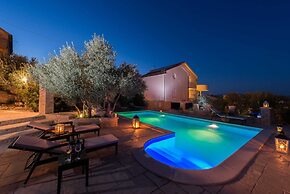 Apartment on Murter With Pool and Jacuzzi