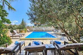 Apartment on Murter With Pool and Jacuzzi