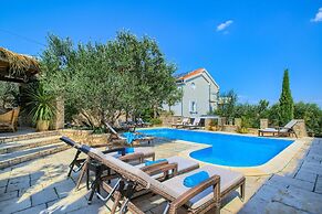 Apartment on Murter With Pool and Jacuzzi