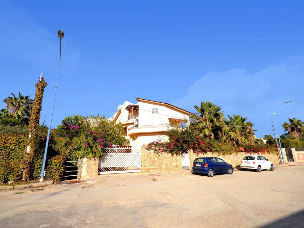 Lush Holiday Home in Sciacca near Golf Course