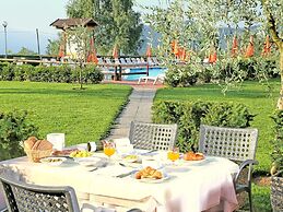 Lake Garda, Beautiful Residence Features Many Facilities