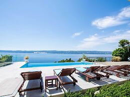 Charming Seaside Apartment