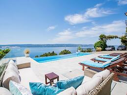 Charming Seaside Apartment