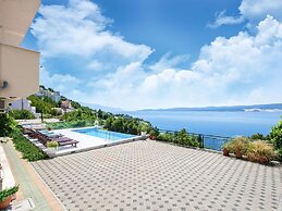 Charming Seaside Apartment