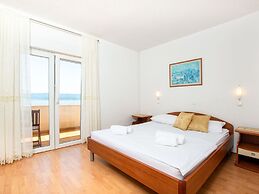 Charming Seaside Apartment