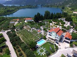Cozy Villa in Ploce With Shared Pool