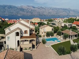 Spacious Holiday Home With Swimming Pool