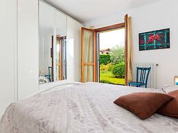 Apartment in Lazise With Lake View & Pool