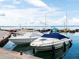 Apartment in Lazise With Lake View & Pool