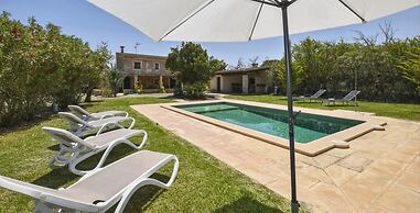 Poolside Garden Retreat in Buger