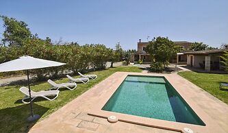 Poolside Garden Retreat in Buger