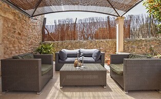 Poolside Garden Retreat in Buger
