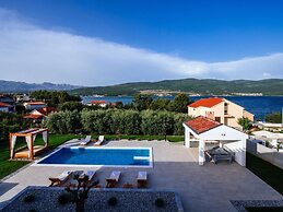 Villa With Private Pool and Garden