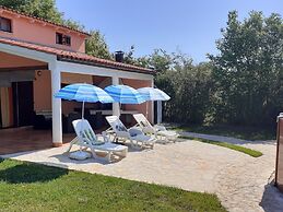 Charming Pool Home Near Pula