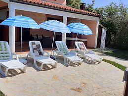 Charming Pool Home Near Pula