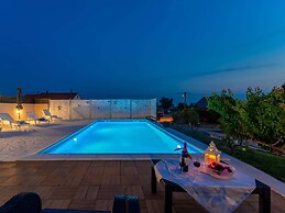 Holiday Home in Lisicic With Pool